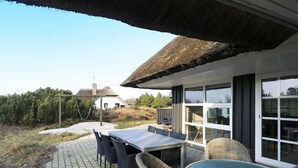 Balcony - Picturesque Holiday Home in Blavand With Sauna (Blavand)