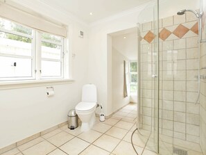 Bathroom - Comfortable Holiday Home for in Holbaek With Whirlpool (Orø)