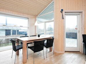 Talo | Yksityinen keittiö | Jääkaappi, mikroaaltouuni, astianpesukone, kahvin-/teenkeitin