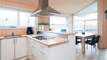 Huis | Privékeuken | Een koelkast, een magnetron, een vaatwasser
