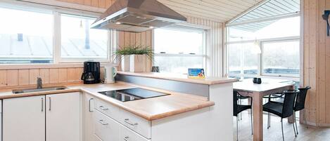 Casa | Cocina privada | Refrigerador, microondas, lavavajillas y cafetera y tetera