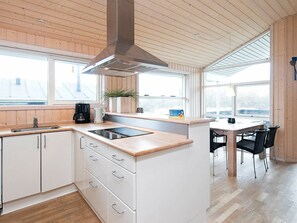 Talo | Yksityinen keittiö | Jääkaappi, mikroaaltouuni, astianpesukone, kahvin-/teenkeitin