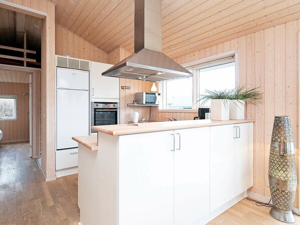 Talo | Yksityinen keittiö | Jääkaappi, mikroaaltouuni, astianpesukone, kahvin-/teenkeitin