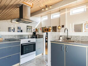 A modern kitchen with a built-in oven, a stove, and a sink. - 7 Person Holiday Home in Thisted (Thisted)