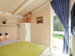 3 bedrooms, cribs/infant beds