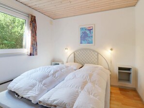 4 bedrooms - 8 Person Holiday Home in Henne (Henne)