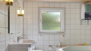 House | Bathroom - 8 Person Holiday Home in Henne (Henne)