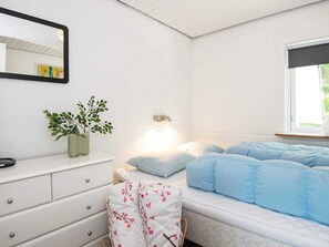 House | 4 bedrooms - 8 Person Holiday Home in Allingabro (Allingåbro)