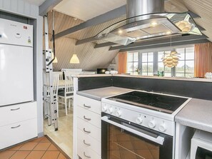 ثلاجة، ميكروويف، موقد طهي مسطح، غسالة أطباق