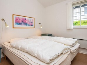 4 bedrooms, cribs/infant beds