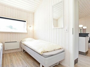 4 bedrooms, cribs/infant beds