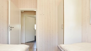 4 bedrooms, cribs/infant beds