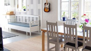 5 bedrooms, individually furnished - 10 Person Holiday Home in Skärhamn (Roennaeng)