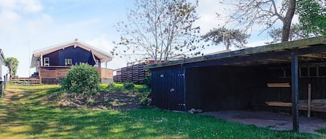 Ein Wohnhaus mit freistehendem Haus, einer Garage und einem gepflegten Rasen.