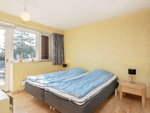 2 bedrooms, cribs/infant beds