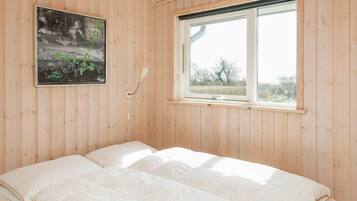 4 bedrooms, cots/infant beds