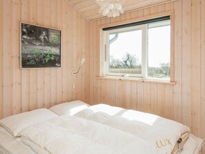 4 bedrooms, cribs/infant beds