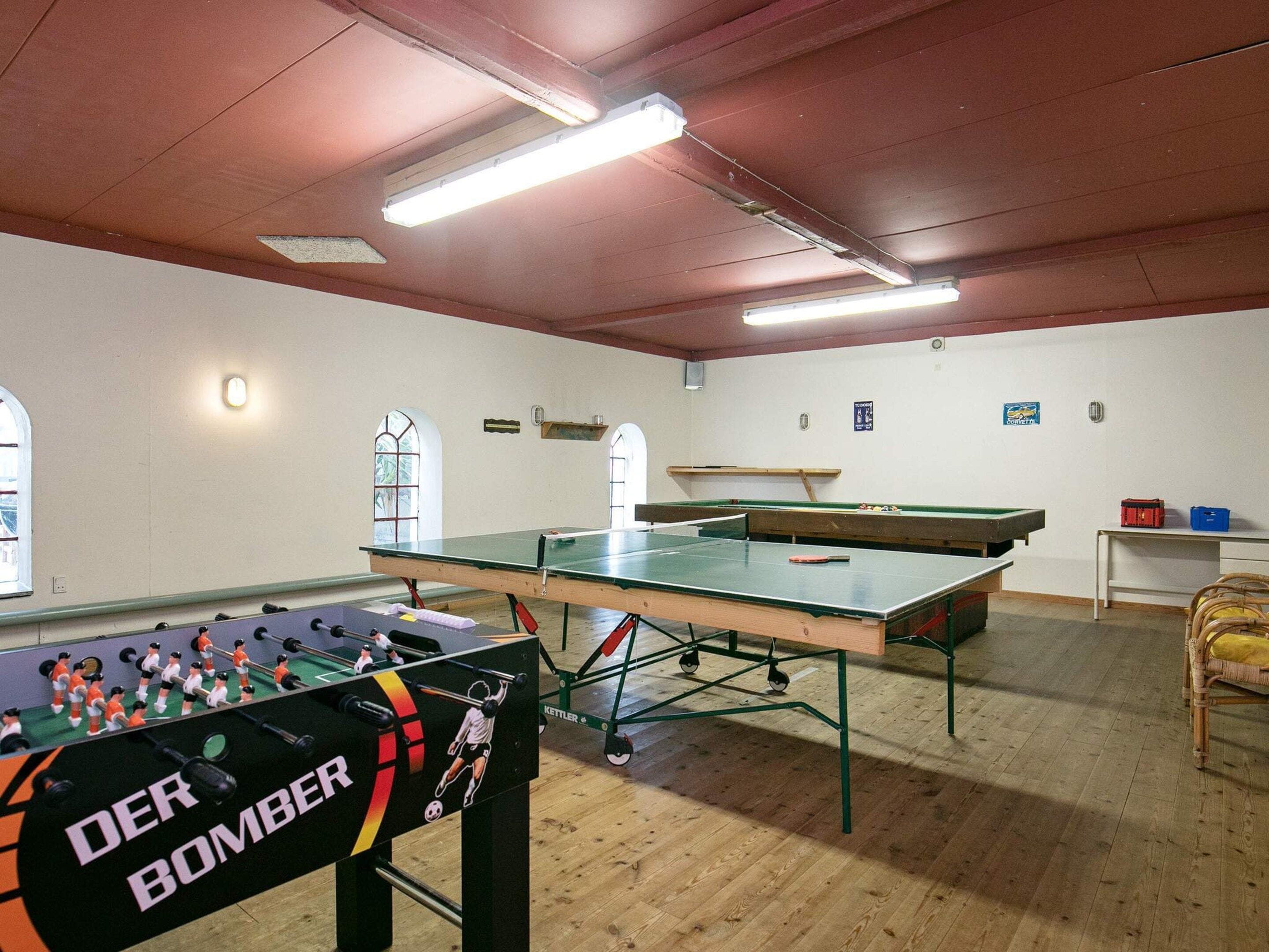 Ein Zimmer mit Tischfußball, Billardtisch und Snookertisch.