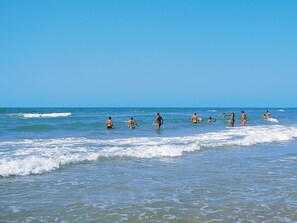 A beach with people in the water and on the shore. - 6 Person Holiday Home in Fano (Fano)