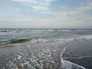 A beach with waves and a cloudy sky. - 6 Person Holiday Home in Fano (Fano)