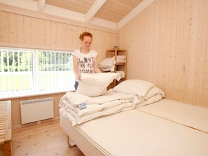 3 bedrooms, cribs/infant beds