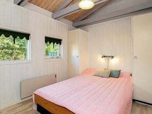 3 bedrooms, cribs/infant beds - Balmy Holiday Home in Jutland With Terrace (Logstor)