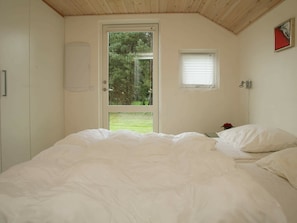 4 bedrooms, cribs/infant beds