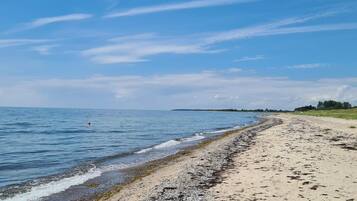 Ein Strand mit Kiesstrand und blauem Himmel.