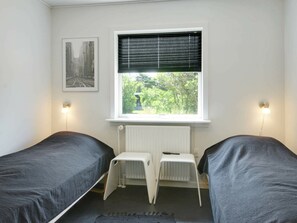 4 bedrooms, cribs/infant beds - 8 Person Holiday Home in Hemmet (Hemmet)
