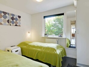4 bedrooms, cribs/infant beds - 8 Person Holiday Home in Hemmet (Hemmet)
