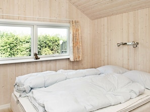 3 bedrooms, cribs/infant beds