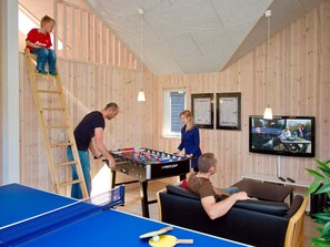 A room with a foosball table, a ping pong table, and a billiards table. - 5 Star Holiday Home in Sydals (Sydals)