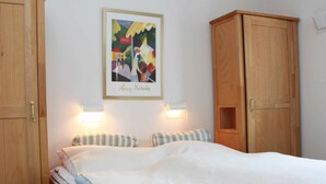 3 bedrooms, cribs/infant beds