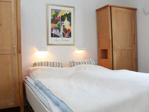 3 bedrooms, cribs/infant beds