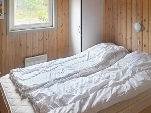 4 bedrooms, cribs/infant beds