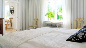 5 bedrooms, individually furnished, bed sheets