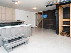 Une cuisine moderne dotée d’un four encastré, d’un plan de travail et d’un meuble en bois.