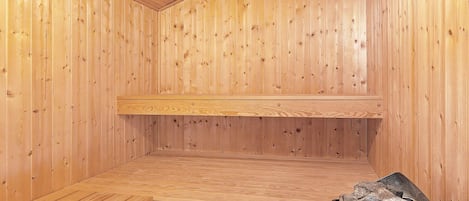 Una sauna con paredes y bancos de madera.