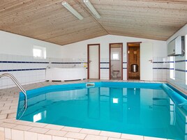 Una piscina techada, una piscina al aire libre