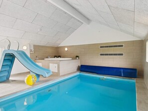 Una piscina techada, una piscina al aire libre