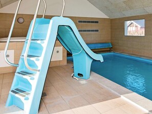 Casa | Piscina | Una piscina cubierta, una piscina al aire libre