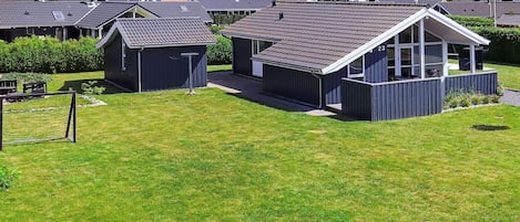 Un quartier résidentiel composé de plusieurs maisons, chacune présentant un style architectural distinctif, avec des toits en pente et de grandes fenêtres.