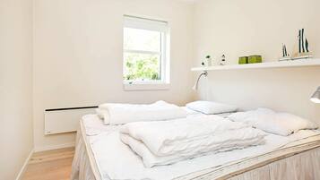 4 bedrooms, cribs/infant beds