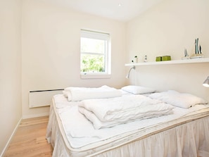 4 bedrooms, cribs/infant beds - Luxurious Holiday Home in Højby With Indoor Whirlpool (Nykobing Sjaelland)
