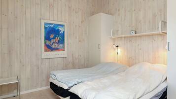 4 bedrooms, cribs/infant beds