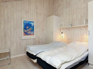 4 bedrooms, cribs/infant beds