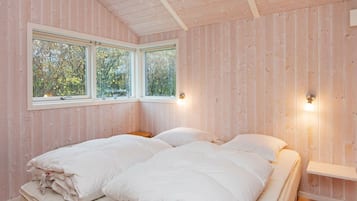 3 bedrooms, cribs/infant beds
