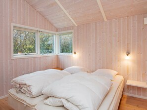 3 bedrooms, cribs/infant beds