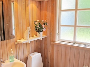 3 bedrooms, cribs/infant beds