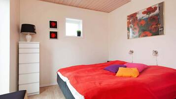 3 bedrooms, cribs/infant beds